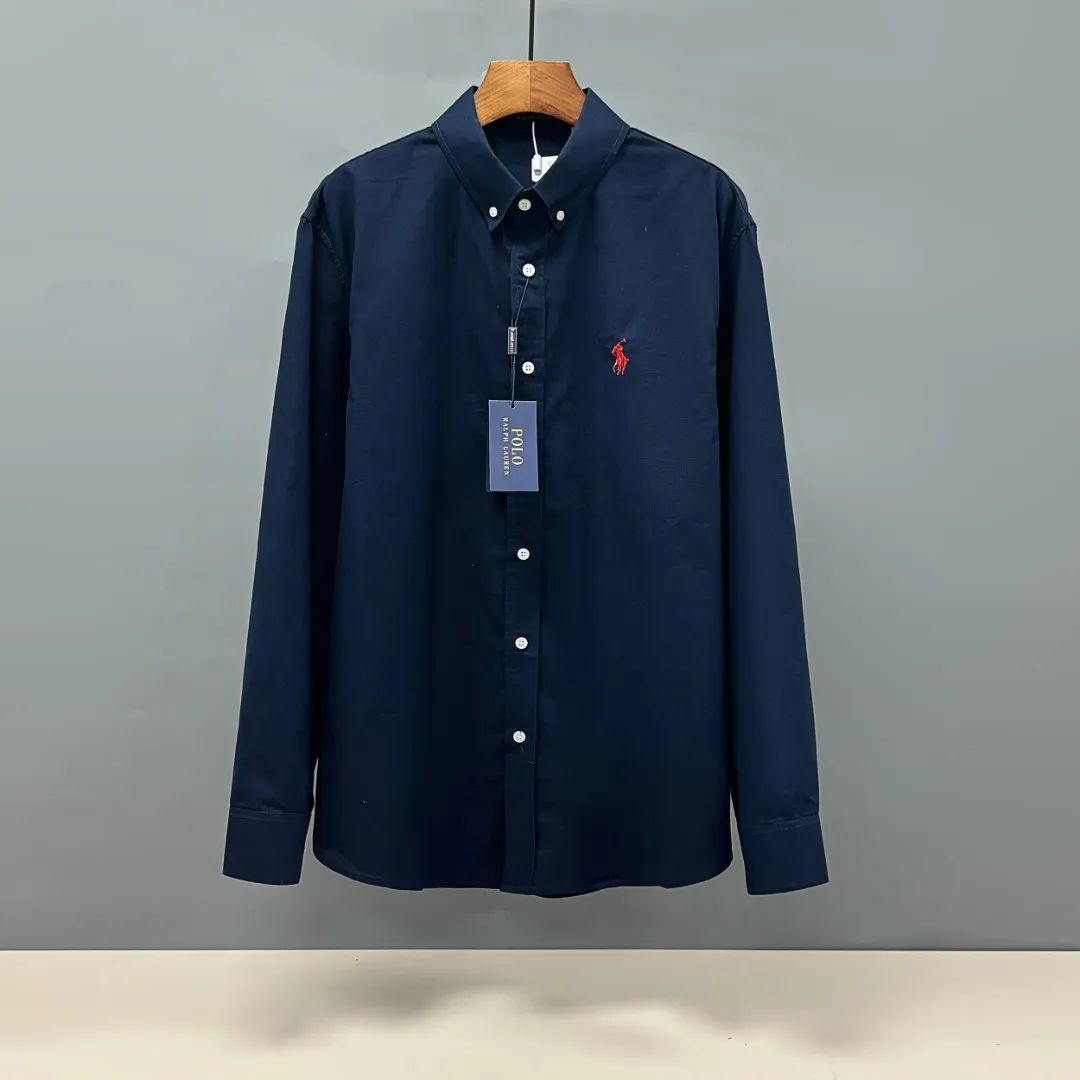 🅿️220 Ralph Lauren/Ralph Lauren early autumn linen embroidered shirt is made of custom-made natural plant fiber linen fabric with a unique bamboo texture. It has a simple and simple beauty. It has a loose fit and a three-dimensional upper body. The lines are smooth and natural. From the shoulder line to the waist line to the hem, the line transition is smooth. There are no unnecessary folds or accumulation. The whole body is neat and stretched. The chest is embellished with the iconic pony embroidery. Simple but highly recognizable. The color transition of the embroidery thread is natural. The stitches are even and uniform in size. The stitches can also connect naturally and the lines are smooth and not stiff. Size: S M L XL